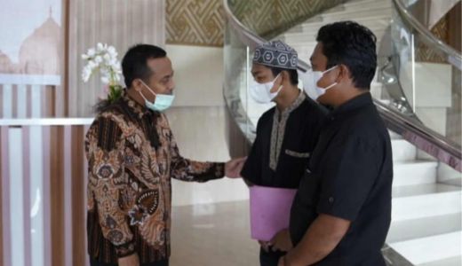 Gubernur Sulsel Bertemu Keluarga Ibu Gantung Diri di Pinrang, Sedih Banget - GenPI.co SULSEL