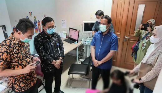 Bikin Haru, Gubernur Sulsel Jenguk Anak Pasien Jantung di RSCM Jakarta - GenPI.co SULSEL