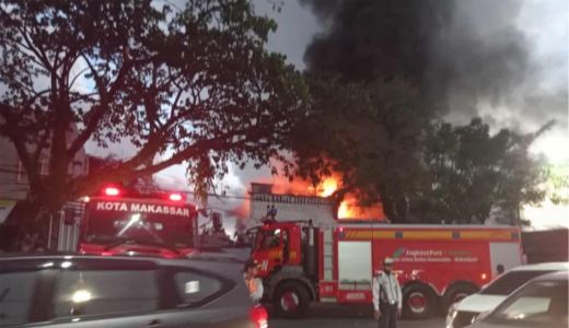 Pasar Batangase Maros Terbakar Hebat, Petugas Damkar Pingsan - GenPI.co SULSEL