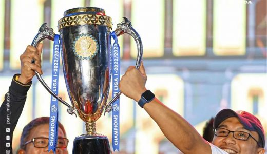 PSM Makassar Angkat Trofi, Ini Filosofi Piala Baru Liga 1 Indonesia - GenPI.co SULSEL