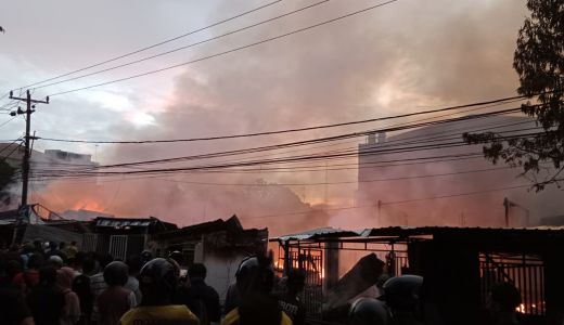 Kebakaran Besar Asrama Polisi Makassar, 26 Rumah Hangus - GenPI.co SULSEL