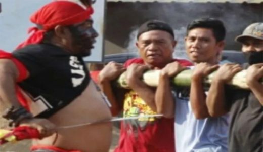 Pemuda Maluku Suguhkan Atraksi Bambu Gila di Sultra - GenPI.co SULTRA
