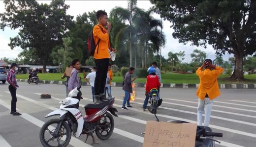 Bakar Ban, Mahasiswa di Kendari Tuntut Presiden Jokowi Mundur - GenPI.co SULTRA