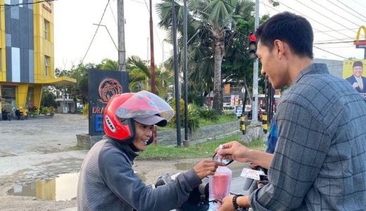 Aksi Mahasiswa UM Kendari Turun ke Jalan Bagi Takjil Gratis - GenPI.co SULTRA