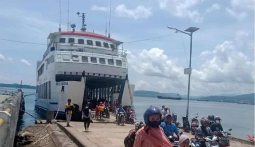 Kapal Feri Masih Sandar di Dermaga Plencengan Baubau Sultra, Duh - GenPI.co SULTRA
