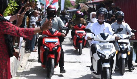 Romantisme Jokowi Bonceng Istri Pakai Motor Listrik di Wakatobi - GenPI.co SULTRA