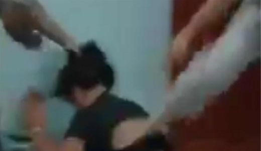 Viral 2 Wanita di Kendari Menganiaya Perempuan Bercelana Dalam - GenPI.co SULTRA