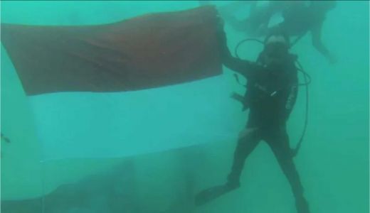 Penyelam TNI di Kendari Mengibarkan Bendera Merah Putih di Bawah Laut Pulau Bokori - GenPI.co SULTRA