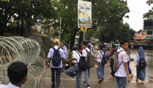 Sopir Angkot di Kendari Demo Tolak Kenaikan BBM Bersubsidi, Pelajar Bengong Terlantar - GenPI.co SULTRA