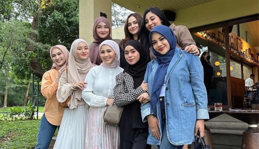 Kumpul dengan Geng Hijab, Lesti Kejora Kirim Kode Senyum - GenPI.co SULTRA