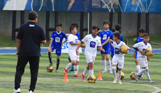BRI Serahkan Bantuan Pendidikan Bagi 50 Anak Sepak Bola Berbakat - GenPI.co SULTRA