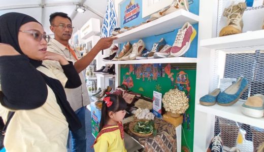 Sepatu Sutera Karya Difabel Diborong Jokowi hingga Artis Kondang - GenPI.co SULTRA