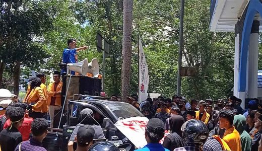 BEM Sultra Demo di Depan Kantor Gubernur, Tuntutannya Tegas! - GenPI.co SULTRA
