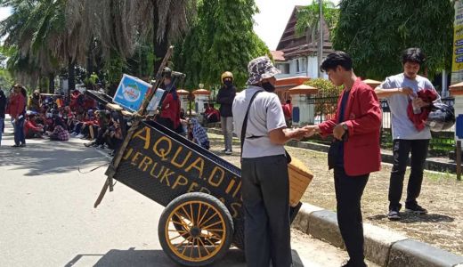 Penjual Minuman Segar Banjir Rezeki saat Demo Mahasiswa di Sultra - GenPI.co SULTRA