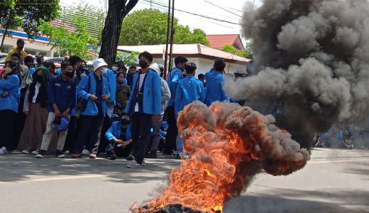 Bakar Ban, Mahasiswa: Jam Kuliah Pindah Depan Kantor DPRD Sultra! - GenPI.co SULTRA