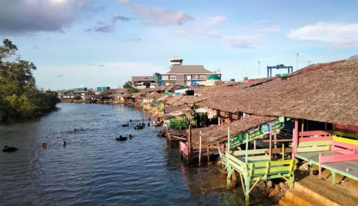 Libur Lebaran, Wisata Kali Biru Kendari Ramai Diserbu Wisatawan - GenPI.co SULTRA