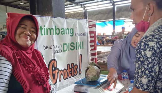 200 Pedagang Pasar Kendari Happy, Sulkarnain Bagi-Bagi Bantuan - GenPI.co SULTRA