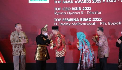 Kinerjanya Apik, OKU Terima 5 Penghargaan Top BUMD - GenPI.co SUMSEL