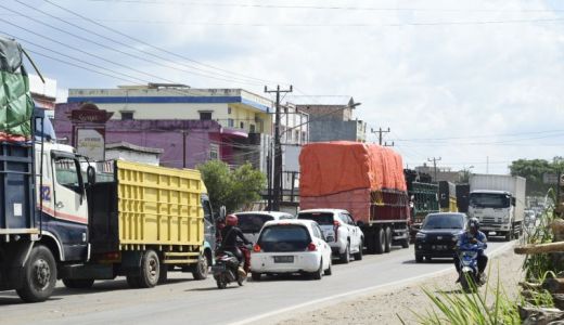 Truk Barang Dominasi Arus Mudik di Jalintim Palembang-Betung - GenPI.co SUMSEL