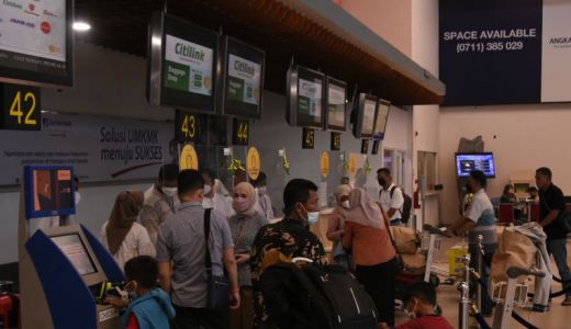 Arus Balik H+1, Bandara SMB II Palembang Mulai Ramai Pemudik - GenPI.co SUMSEL