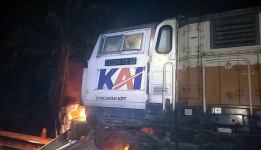 Terseret Kereta Babaranjang, Mobil Pick-up di Prabumulih Terbakar - GenPI.co SUMSEL