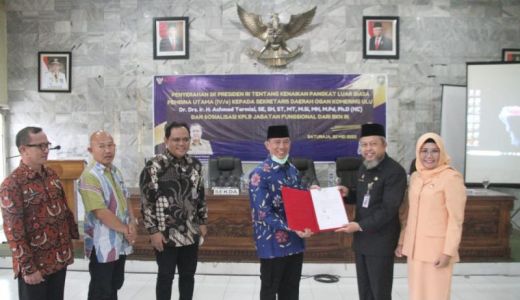 SK Kenaikan Pangkat Luar Biasa Dari Jokowi Diterima Sekda OKU - GenPI.co SUMSEL