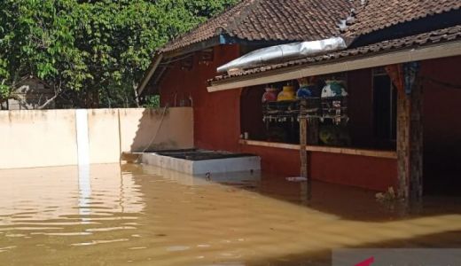 3 Unit Mobil Tangki Dikerahkan Sedot Banjir di Jalan Pancur OKU - GenPI.co SUMSEL