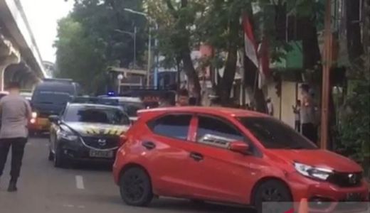 Honda Brio Terparkir di Palembang, Isi Senjata Api Laras Panjang - GenPI.co SUMSEL