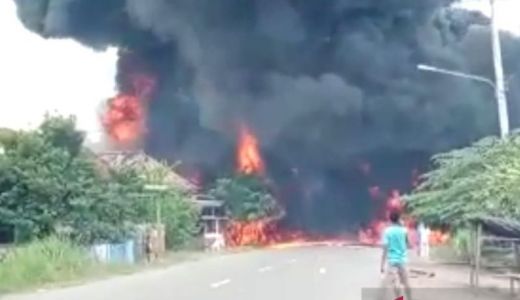 3 Rumah Warga di Muba Terbakar Ditabrak Mobil Pengangkut BBM - GenPI.co SUMSEL