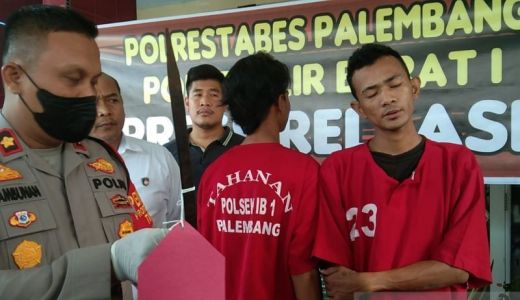 Polisi Tangkap 2 Pelempar Golok ke Sopir Truk di Palembang - GenPI.co SUMSEL