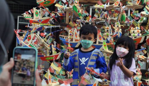 Anak-anak di Palembang Masih Beli Mainan Telok Abang - GenPI.co SUMSEL