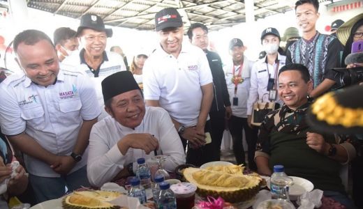 Cicipi Durian Muara Enim, Gubernur Sumsel Langsung Jatuh Cinta - GenPI.co SUMSEL
