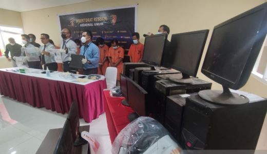 Polisi Ringkus Bandar Judi Online di Palembang, Omzetnya Ya Ampun - GenPI.co SUMSEL