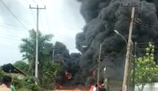 Api Lahap Gudang Penyimpanan BBM di Palembang, Begini Kondisinya - GenPI.co SUMSEL