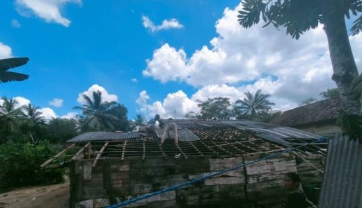 Diterjang Angin Puting Beliung, 5 Rumah Warga OKU Rusak Berat - GenPI.co SUMSEL