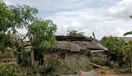 Diterjang Angin Puting Beliung, Rumah Warga OKU Rusak Berat - GenPI.co SUMSEL