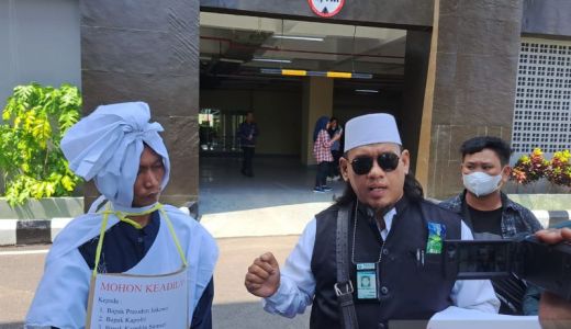 Pakai Kostum Pocong, Tersangka Kasus Pencabulan Datangi Polda Sumsel - GenPI.co SUMSEL