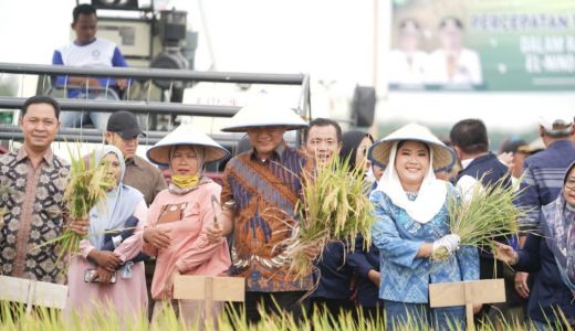 Para Petani di OKU Timur Dapat Bantuan Alsintan dari Kementan - GenPI.co SUMSEL