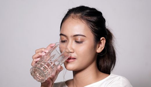 Alasan Minum Air Putih Hangat Bisa Sembuhkan Sakit Tenggorokan - GenPI.co SUMSEL