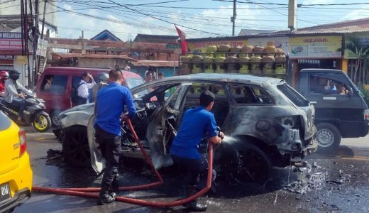 Satu Mobil SUV Terbakar di Palembang, Kondisinya Mengenaskan - GenPI.co SUMSEL