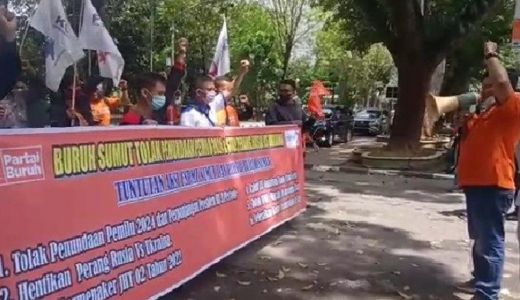 Buruh Geruduk Kantor DPRD Sumut, Sebut Nama Jokowi - GenPI.co SUMUT