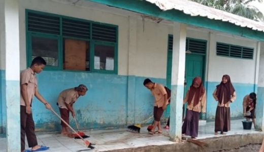 Banjir di Tapanuli Selatan Surut, Warga Bersih-bersih - GenPI.co SUMUT