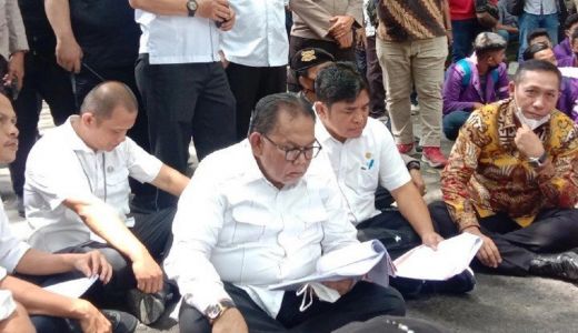 Mahasiswa Minta Ketua DPRD Sumut Duduk di Jalan - GenPI.co SUMUT