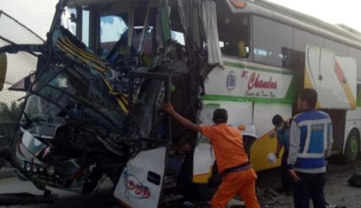 Bus Tabrak Truk, 2 Meninggal, Sopir Lari Kata Polisi - GenPI.co SUMUT