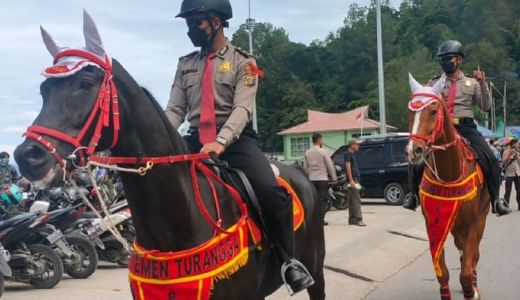 Patroli Berkuda Jaga Objek Wisata Parapat Simalungun - GenPI.co SUMUT