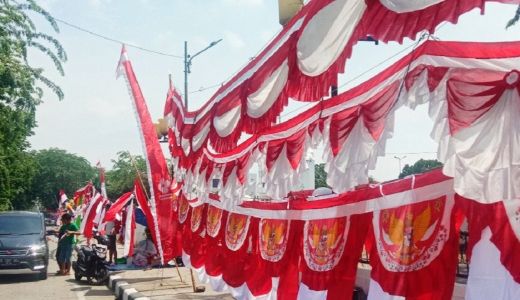 Wow! Pasutri Medan Raup Cuan dari Jualan Bendera - GenPI.co SUMUT