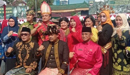 Lihat Baju Adat Bobby Nasution Saat Pimpin Upacara - GenPI.co SUMUT