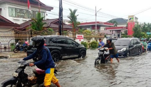 Banjir Rendam Jalan di Medan, Kendaraan Banyak Mogok - GenPI.co SUMUT