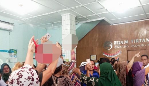 Geruduk Kantor PDAM, Mak-mak dari Simalingkar Bawa Pakaian Dalam - GenPI.co SUMUT