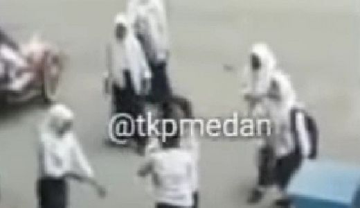 Viral! Video 2 Siswi SMP di Medan Jambak-jambakan - GenPI.co SUMUT